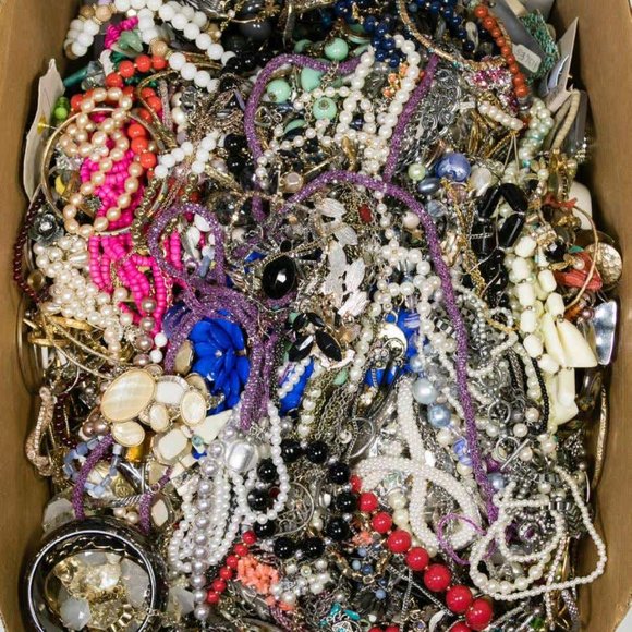 vintage costume jewelry lot lbs for crafting some Wearable 1  💎2 POUNDS VINTAGE TO NOW COSTUME JEWELRY LOT! 💎